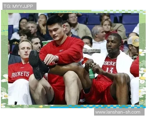 姚明与朋友畅饮举杯共庆篮球生涯的辉煌时刻