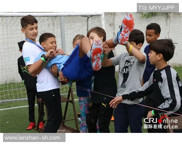 姚明与潘晓婷亲密合影展现体育精神与友谊的完美结合