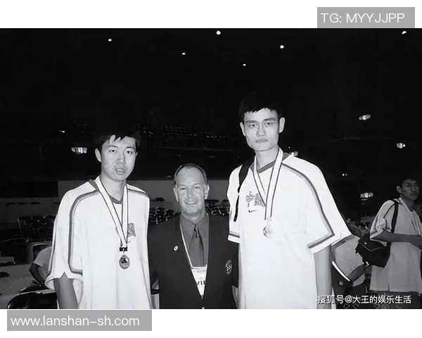 姚明与王治郅的巅峰对决篮球传奇中的两位巨星之战