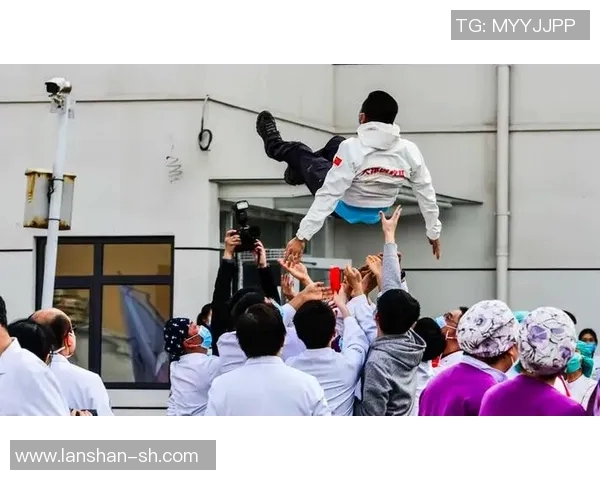 姚明与海浪共舞探戈展现体育与艺术的完美融合 姚明与海浪共舞探戈展现体育与艺术的完美融合