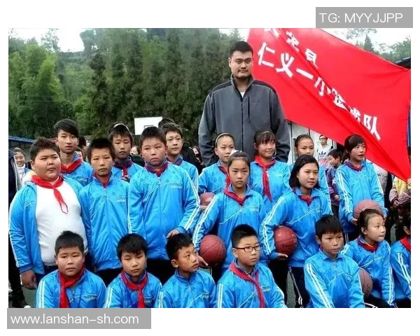 姚明与父母的篮球之路：从家庭支持到世界舞台的辉煌历程