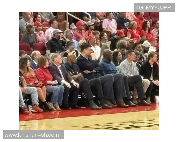 姚明与球迷热情互动击掌瞬间展现体育精神与人文关怀