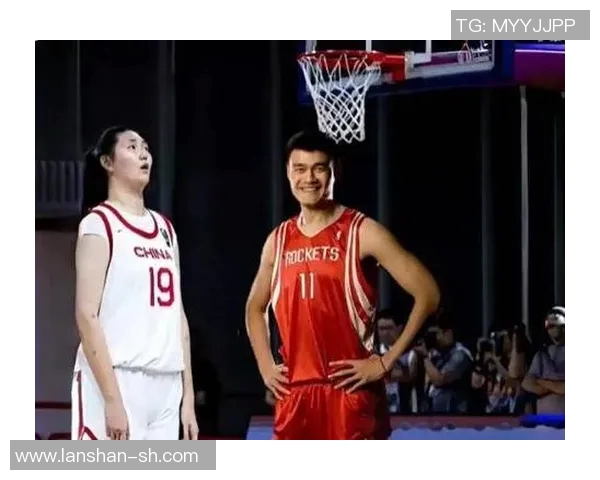 姚明与男性朋友亲密合影展现友谊与力量的完美结合 姚明与男性朋友亲密合影展现友谊与力量的完美结合