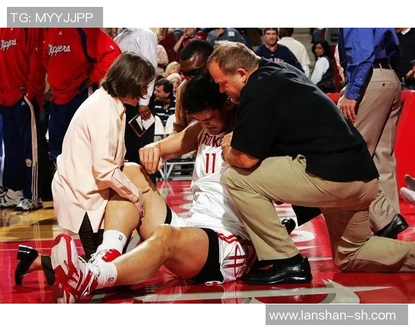 姚明在比赛中意外扭伤腿部伤情引发球迷关注与担忧 姚明在比赛中意外扭伤腿部伤情引发球迷关注与担忧