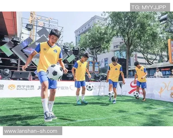 挑战足球明星同款颠球技巧一起体验运动的乐趣与激情 挑战足球明星同款颠球技巧一起体验运动的乐趣与激情