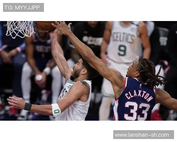 足球明星打手机事件引发热议视频曝光引发球迷热议与讨论 足球明星打手机事件引发热议视频曝光引发球迷热议与讨论