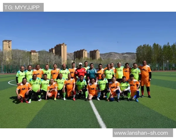 冬季寒风中足球明星们的训练瞬间展现坚韧与激情的完美结合 冬季寒风中足球明星们的训练瞬间展现坚韧与激情的完美结合