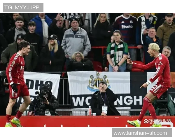 利物浦与曼联再度交锋宿敌对决引发球迷热议与期待