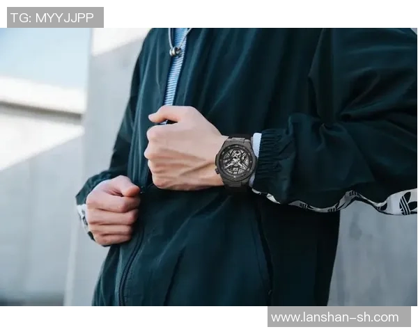 戴护目镜打篮球的明星女性展现运动魅力与时尚风采