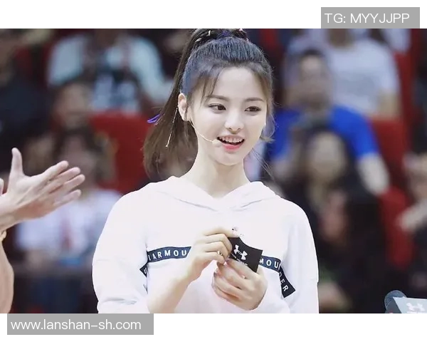 杨超越意外邂逅篮球明星现场互动引发粉丝热议与欢呼